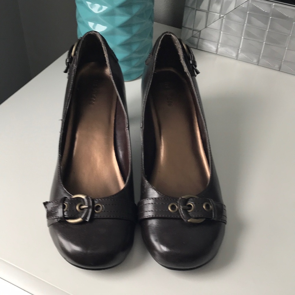 Maurice’s size 10 buckled back low heel